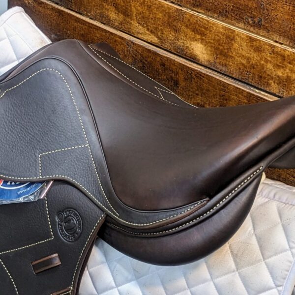 17.5″ Antares Signature Jumping Saddle 2A (2024) *AO1 Wide Tree*Full Calf Leather* - Image 3