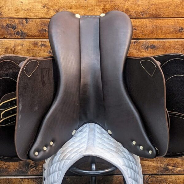 17.5″ Antares Signature Jumping Saddle 2A (2024) *AO1 Wide Tree*Full Calf Leather* - Image 8